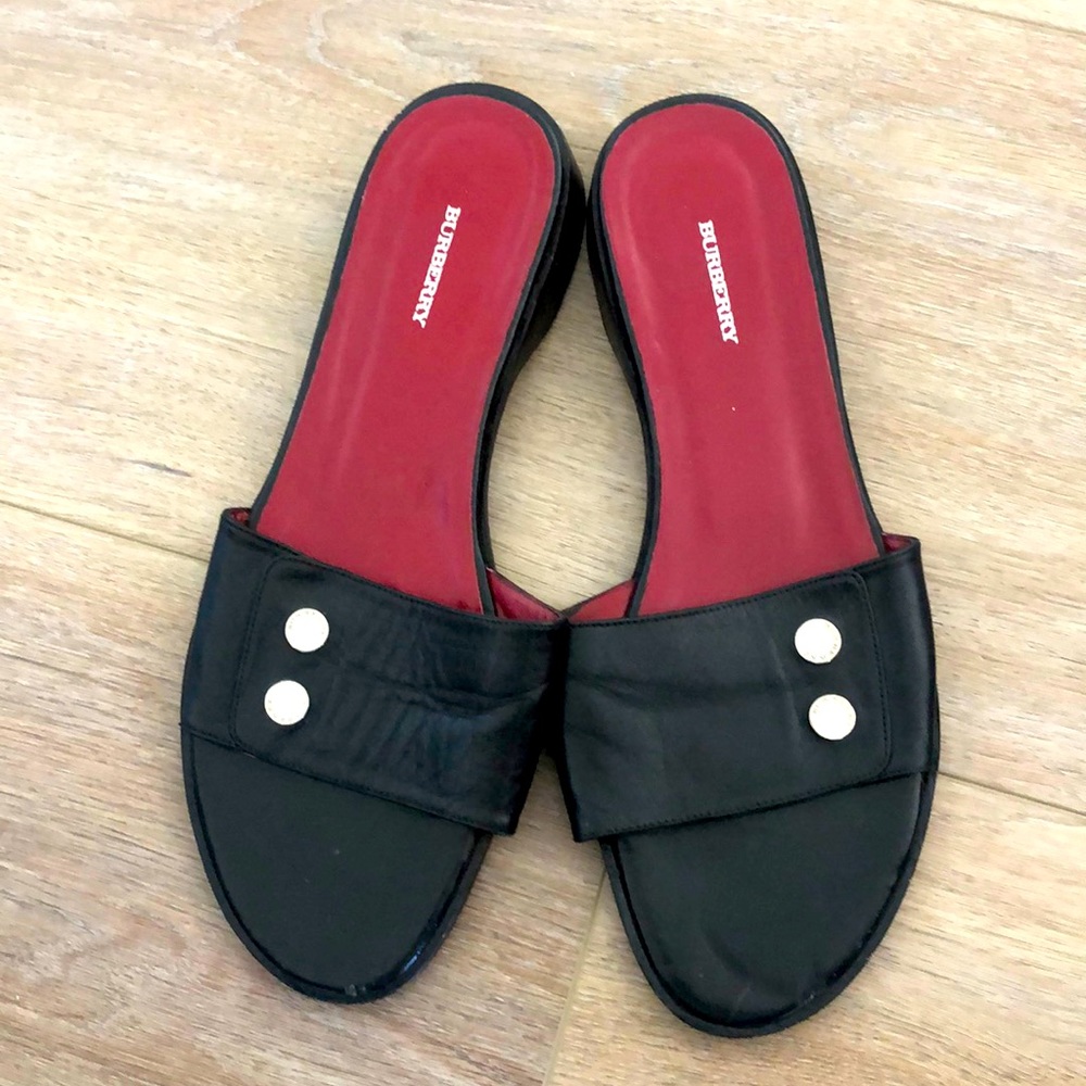 Black flat Burberry slippers